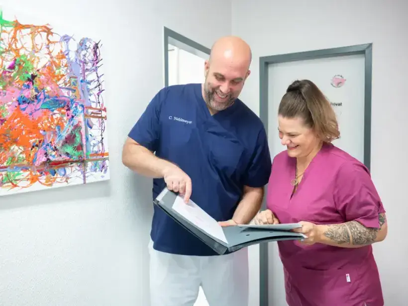 Christian Nehlmeyer mit seinem Praxisteam bei der Arbeit in der Zahnarztpraxis in Hamm-Pelkum